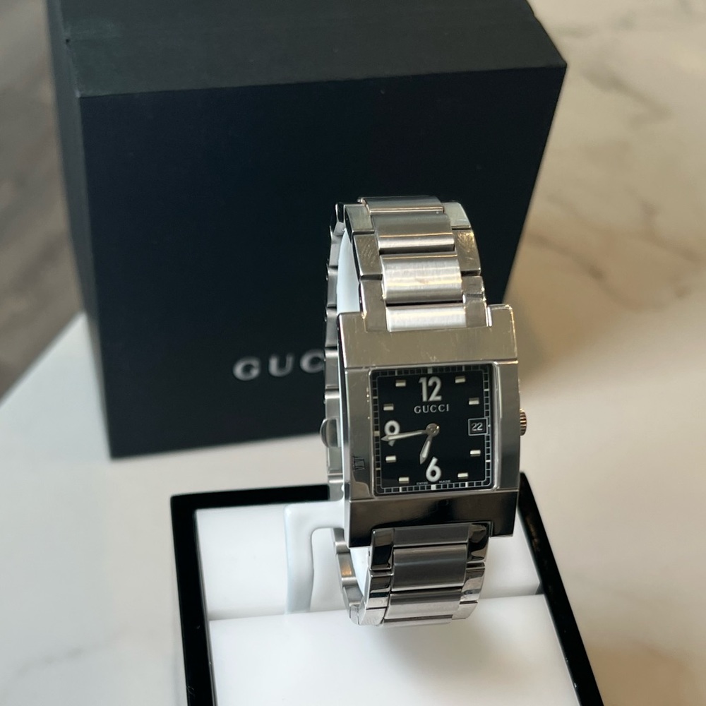Authentic UNISEX Gucci black crystal dial chronograph date watch